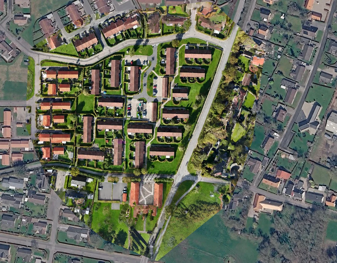 Sammensat dronekort uden stednavne med bygninger, haver, veje og grønne områder set oppefra